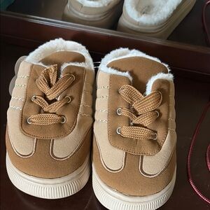 Rouge Helium Tan and Cream Slippers with Plush Lining